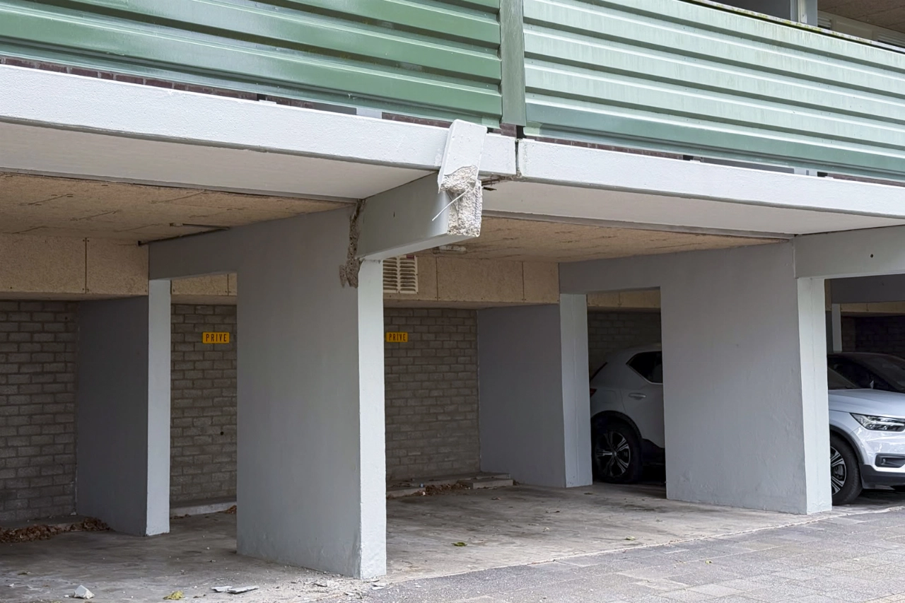 Vrachtwagen ramt flat in Maassluis